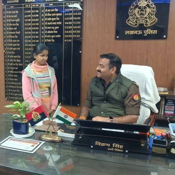 3 दिन पहले ये बच्ची कानपुर से अकेले सीएम योगी से मिलने लखनऊ पहुंच गई। जिसके बाद इसकी मुलाकात हजरतगंज पुलिस से हुई। बात करने पर मालूम हुआ कि बच्ची मूकबधिर है। ट्रांसलेटर की मदद से इंस्पेक्टर हजरतगंज विक्रम सिंह ने बच्ची की बात को सुना और उसकी मुलाकात सीएम से करा दी। 
धन्यवाद🙏