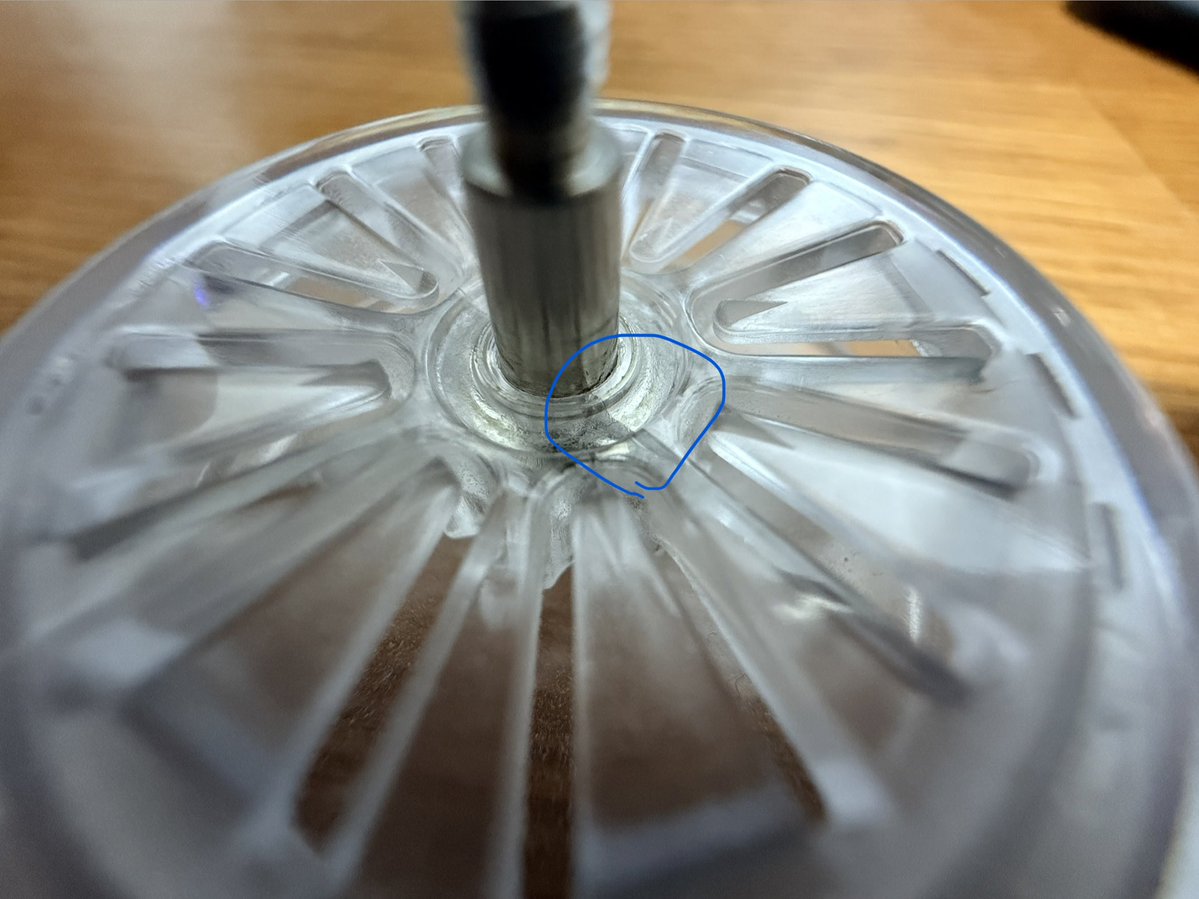 iosndayo's tweet image. カプセル割れちゃった。まだ使えるからいいけど