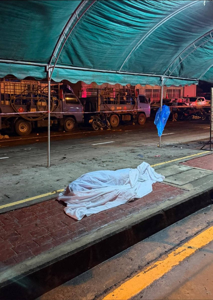 sirotek's tweet image. นี่คือภาพหาดใหญ่ในวันนี้ อย่างกับ “วันสิ้นโลก” 

คนแย่งอาหารกันริมถนน, ศูนย์อพยพที่ไร้การจัดการ, ศพคนตายลอยมาต้องวางริมถนน, เสียงคนที่ร้องโหยหวนทั้งคืน...ภาพทั้งหมดนี้ผมเห็นกับตาตัวเองมาตลอด 3 วัน...

ความสูญเสียครั้งนี้ใหญ่เกินกว่าจะลืม 
คนไม่ตายก็เหมือนตายทั้งเป็น…