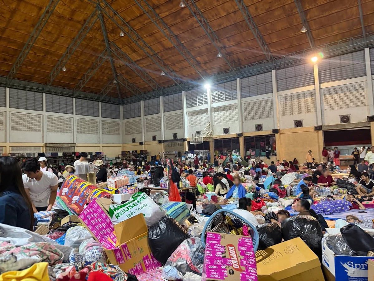 sirotek's tweet image. นี่คือภาพหาดใหญ่ในวันนี้ อย่างกับ “วันสิ้นโลก” 

คนแย่งอาหารกันริมถนน, ศูนย์อพยพที่ไร้การจัดการ, ศพคนตายลอยมาต้องวางริมถนน, เสียงคนที่ร้องโหยหวนทั้งคืน...ภาพทั้งหมดนี้ผมเห็นกับตาตัวเองมาตลอด 3 วัน...

ความสูญเสียครั้งนี้ใหญ่เกินกว่าจะลืม 
คนไม่ตายก็เหมือนตายทั้งเป็น…