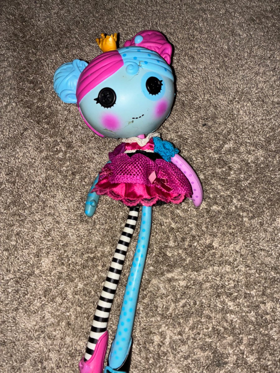 Strxb3rr1x's tweet image. IM FUCKING UGLY CRYING NOW AND BOARDLI E SOBBING BECAUSE MY DOG WHO I LOVE BTW AND I WOULD KMS FOR HER CHEWED UP MY LALA OOPSIE I PAID $30 FOR AND I HAVE LIME A TON OF SENTIMENTAL VALUE FOR HER UGG IDK WHAT TO DO WHAT SHOULD J DO ALSO THANKSGIVINGS TOMMOROW #Cooked #killingmyself