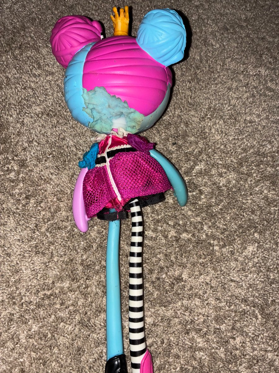 Strxb3rr1x's tweet image. IM FUCKING UGLY CRYING NOW AND BOARDLI E SOBBING BECAUSE MY DOG WHO I LOVE BTW AND I WOULD KMS FOR HER CHEWED UP MY LALA OOPSIE I PAID $30 FOR AND I HAVE LIME A TON OF SENTIMENTAL VALUE FOR HER UGG IDK WHAT TO DO WHAT SHOULD J DO ALSO THANKSGIVINGS TOMMOROW #Cooked #killingmyself