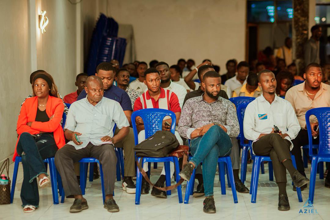 OnokombaO157's tweet image. #RDC: Nous n’avons ni argent, ni parrain, ni réseau, ni expérience. C’est vrai.  
Mais ce que nous avons en commun, c’est plus fort : la misère, la souffrance, l’injustice.  
C’est notre feu, notre carburant.  
La jeunesse Extra Système, c’est notre identité.  
Match eza truqué,…