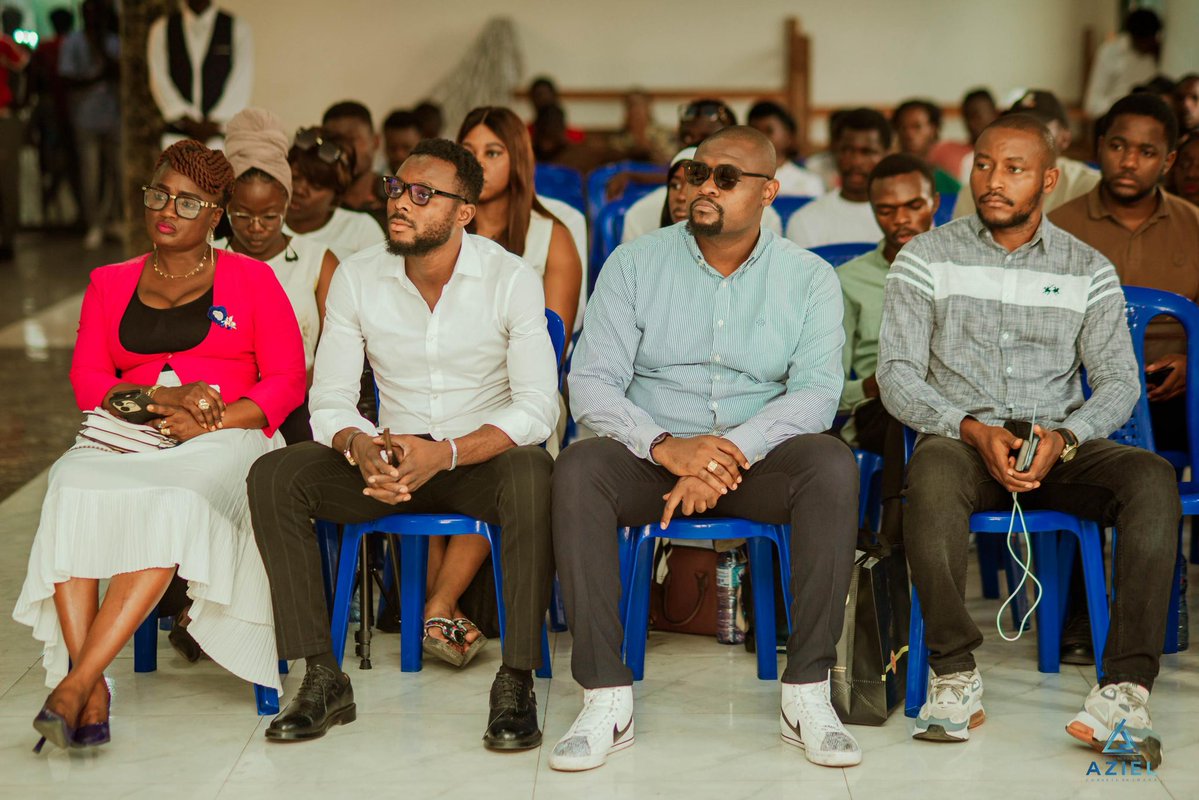 OnokombaO157's tweet image. #RDC: Nous n’avons ni argent, ni parrain, ni réseau, ni expérience. C’est vrai.  
Mais ce que nous avons en commun, c’est plus fort : la misère, la souffrance, l’injustice.  
C’est notre feu, notre carburant.  
La jeunesse Extra Système, c’est notre identité.  
Match eza truqué,…