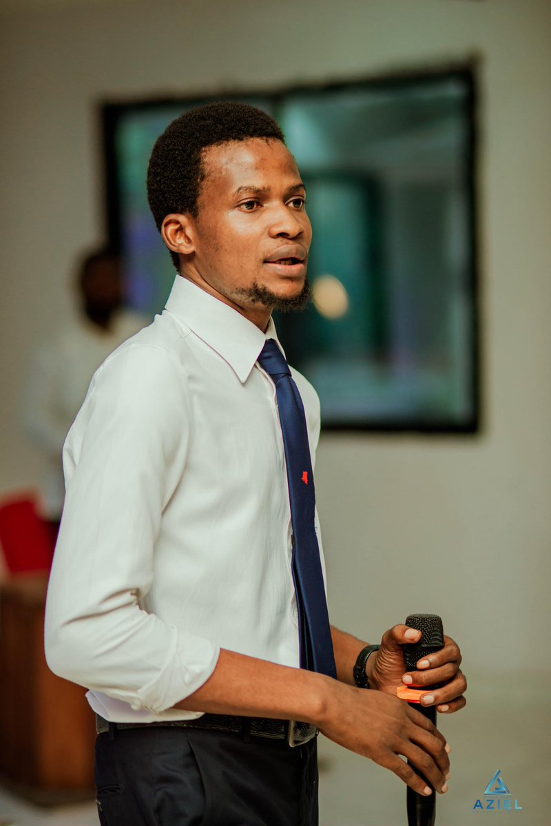 OnokombaO157's tweet image. #RDC: Nous n’avons ni argent, ni parrain, ni réseau, ni expérience. C’est vrai.  
Mais ce que nous avons en commun, c’est plus fort : la misère, la souffrance, l’injustice.  
C’est notre feu, notre carburant.  
La jeunesse Extra Système, c’est notre identité.  
Match eza truqué,…