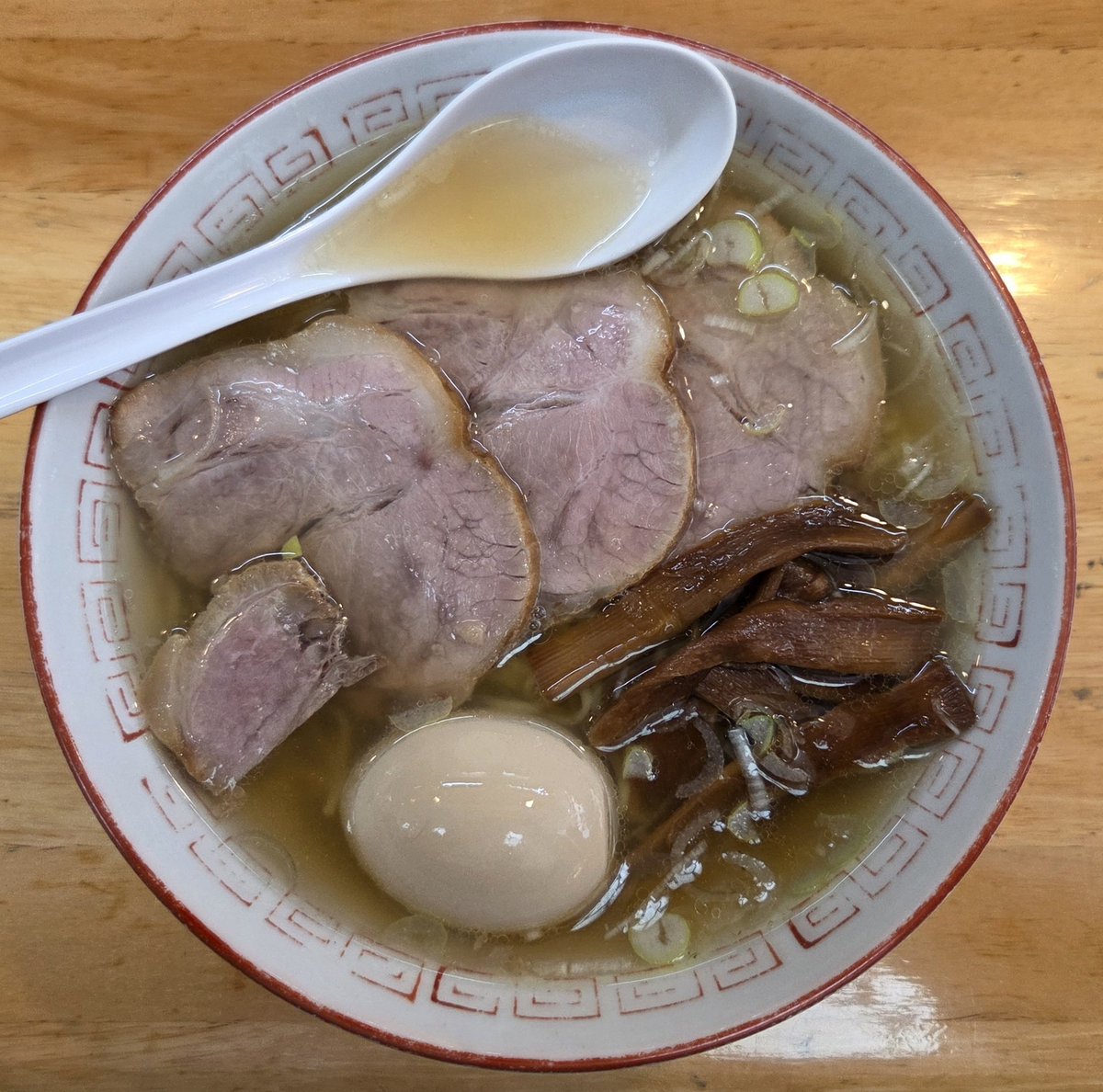 中華そば さとう @穴守稲荷
(東京都 大田区)
・中華そば (中)
 　・玉子、チャーシュー
・半カレーライス

ご馳走様でした☺️