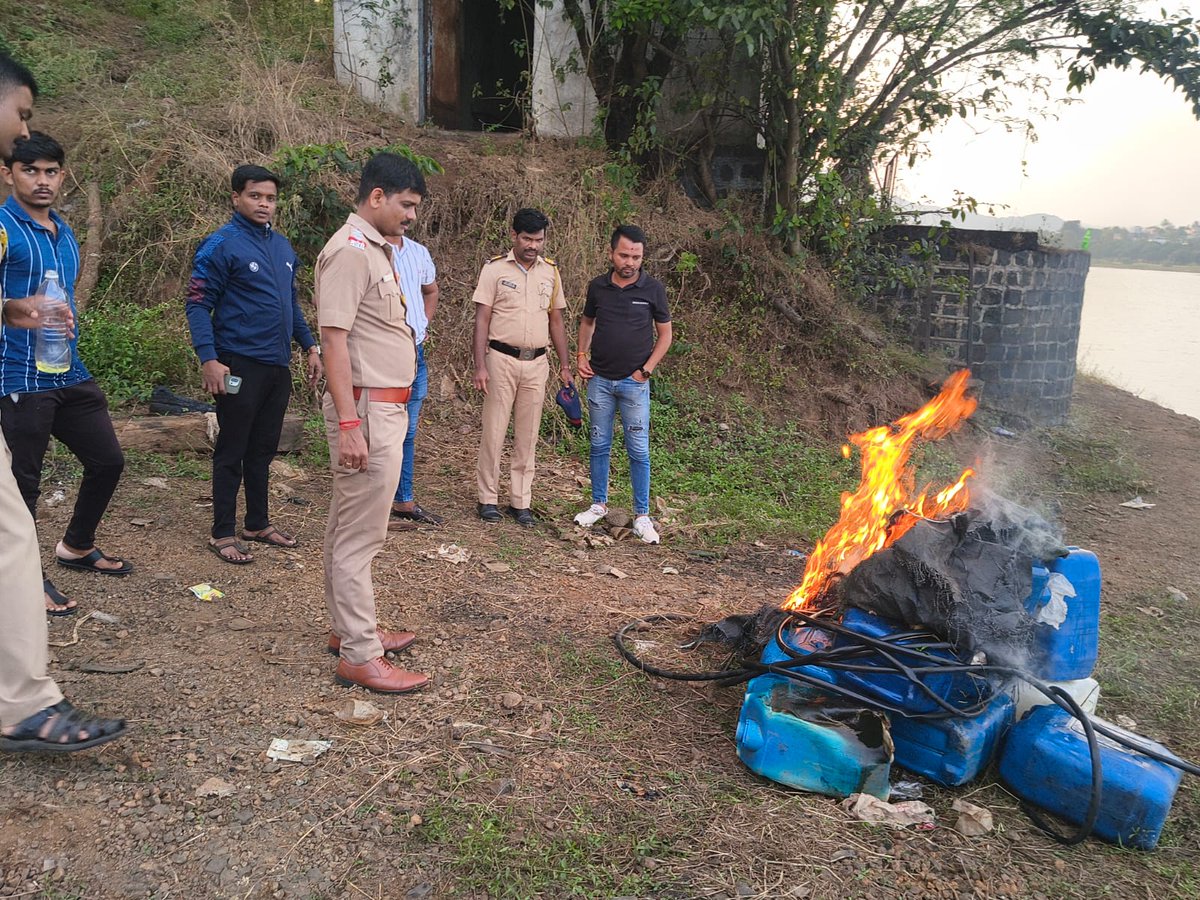 गावठी दारू भट्टीच्या बातमीचा एवढा राग की साहेबाने व्हॉट्स ॲपला ब्लॉक केले!🤣

वेल्हे पोलीस स्टेशन हद्दीत ओसाडे येथे खडकवासला धरणालगत गावठी दारू भट्टी सुरू असल्याची तक्रार पुणे ग्रामीण पोलीस अधीक्षक यांच्याकडे केली होती. काही दिवसांपूर्वी त्यावर कारवाई करुन भट्टी उध्वस्त करण्यात