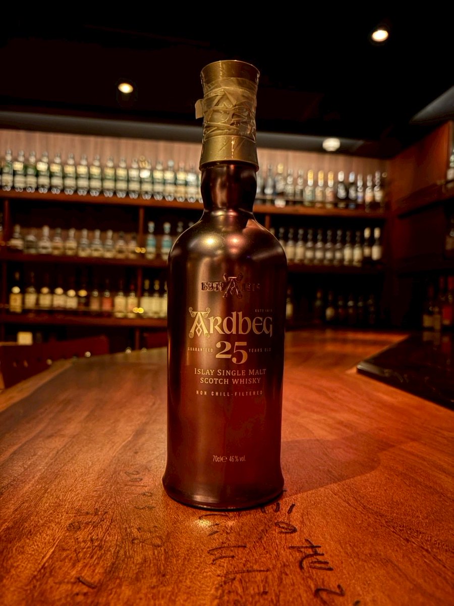 SipBar's tweet image. アードベッグ 25年

蒸留所が閉鎖の危機を何度も乗り越えた苦難の時代生産量の大変少なかった、1990年代に蒸留した希少な原酒を使用しています

25年間の熟成の間にスモーキーさが失われるという予想を裏切る力強いスモーキー✨
複雑さとエレガントさが加わった魅力的なアードベッグ🥃

#TWLC
#XWC