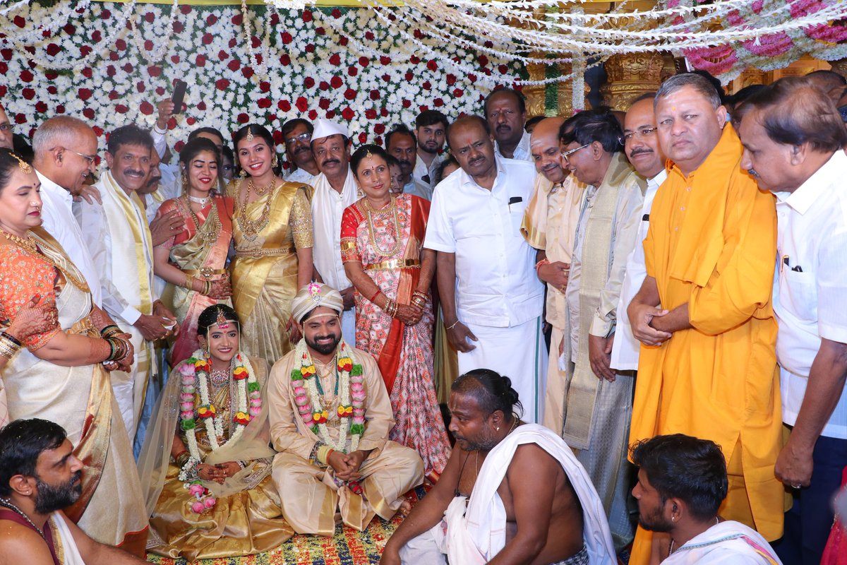 hd_kumaraswamy's tweet image. ನನ್ನ ಆತ್ಮೀಯ ಮಿತ್ರರು, @JanataDal_S ಹಿರಿಯ ನಾಯಕರು ಹಾಗೂ ಮಾಜಿ ಮಂತ್ರಿಗಳೂ ಆಗಿರುವ ಶ್ರೀ ಬಂಡೆಪ್ಪ ಕಾಶೆಂಪುರ್ ಅವರ ಸುಪುತ್ರನ ವಿವಾಹ ಮಹೋತ್ಸವದಲ್ಲಿ ಪಾಲ್ಗೊಂಡು ನೂತನ ವಧು-ವರರನ್ನು ಆಶೀರ್ವದಿಸಲಾಯಿತು.