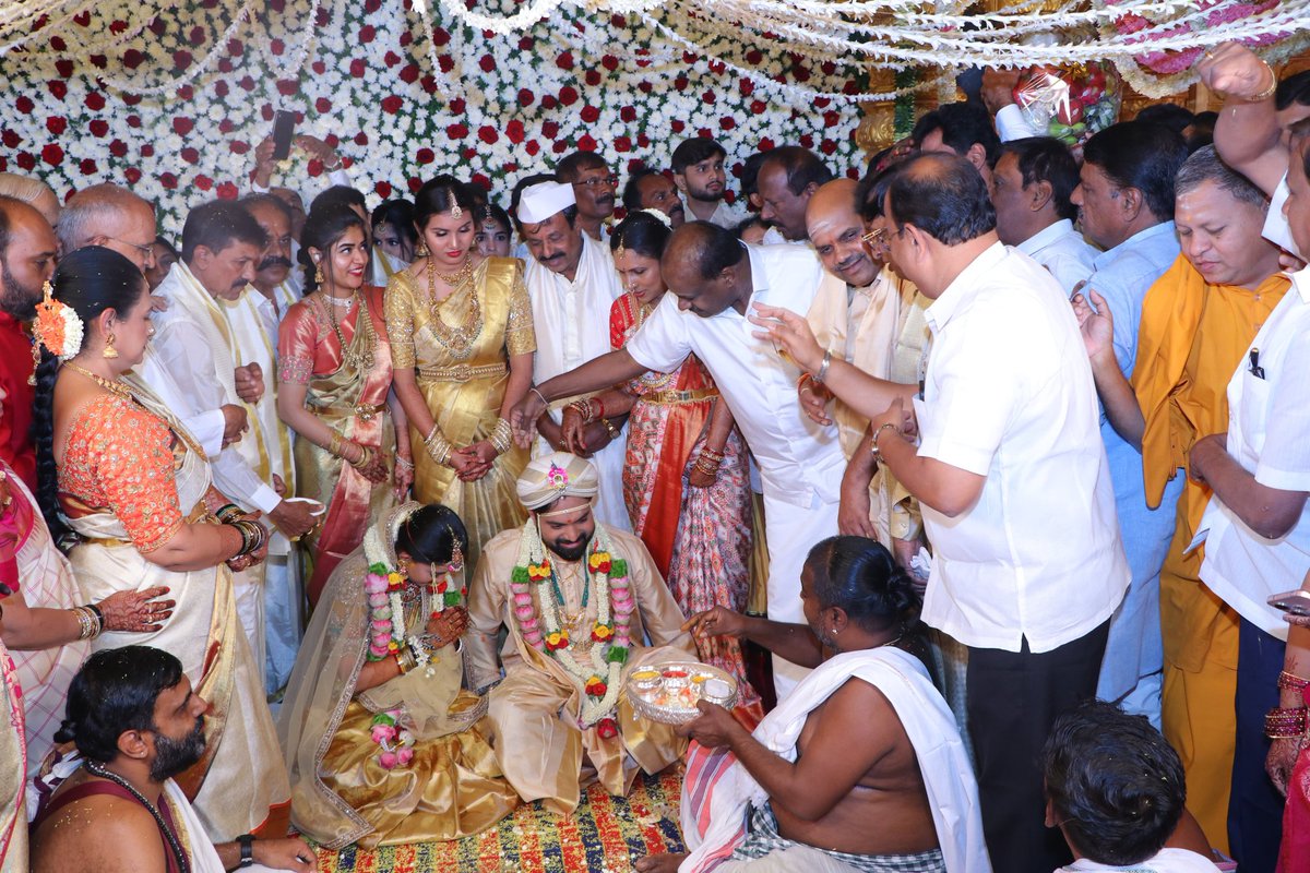 hd_kumaraswamy's tweet image. ನನ್ನ ಆತ್ಮೀಯ ಮಿತ್ರರು, @JanataDal_S ಹಿರಿಯ ನಾಯಕರು ಹಾಗೂ ಮಾಜಿ ಮಂತ್ರಿಗಳೂ ಆಗಿರುವ ಶ್ರೀ ಬಂಡೆಪ್ಪ ಕಾಶೆಂಪುರ್ ಅವರ ಸುಪುತ್ರನ ವಿವಾಹ ಮಹೋತ್ಸವದಲ್ಲಿ ಪಾಲ್ಗೊಂಡು ನೂತನ ವಧು-ವರರನ್ನು ಆಶೀರ್ವದಿಸಲಾಯಿತು.