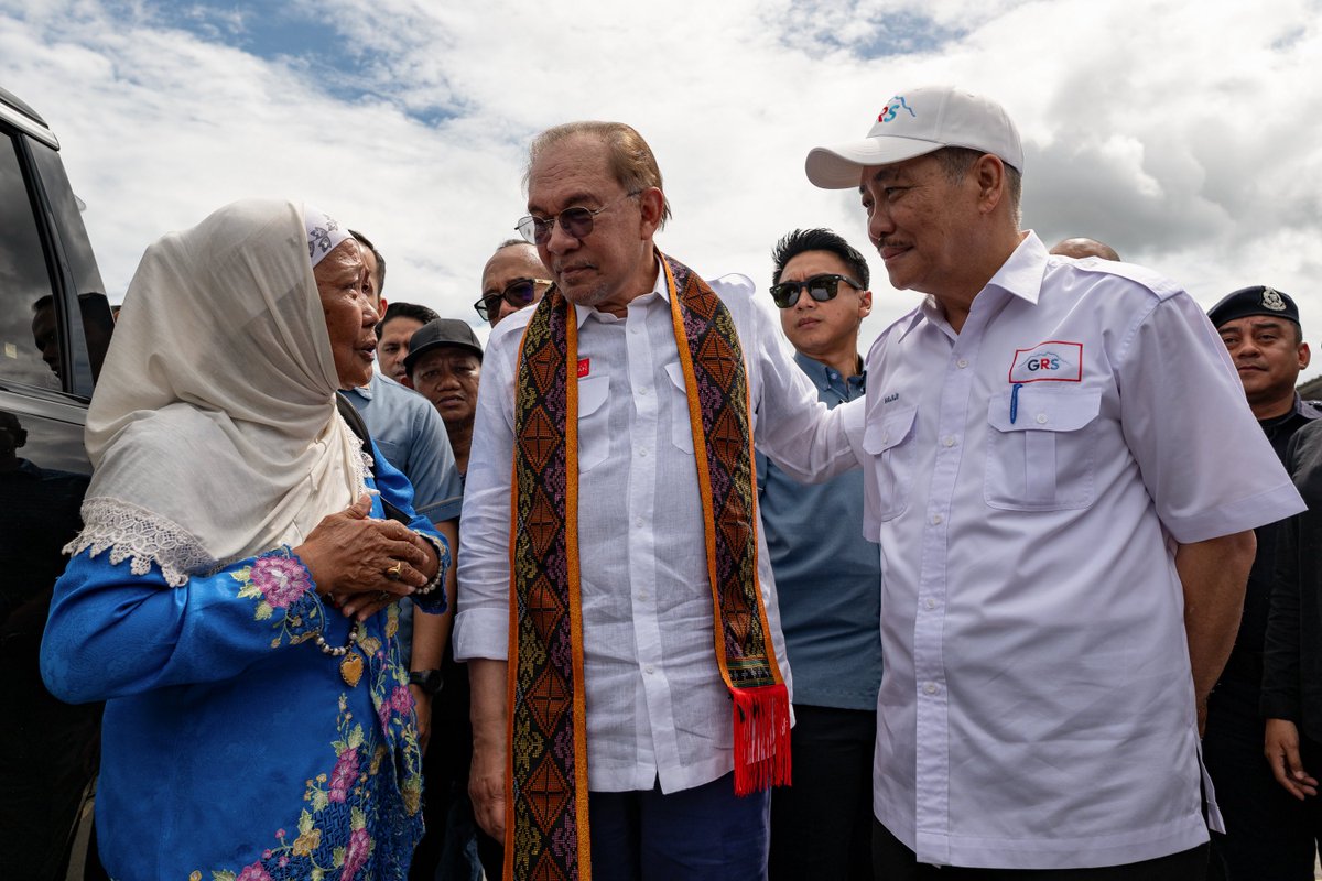 Usai program bersama para pimpinan masyarakat dan usahawan, saya bersama saudara Hajiji  sempat singgah di Gerai Lokan dan Kelapa Bakar di Kampung Salut bagi menziarahi para peniaga, menyapa masyarakat, dan mendengar sendiri denyut nadi kehidupan mereka.

Di celah kesibukan itu,