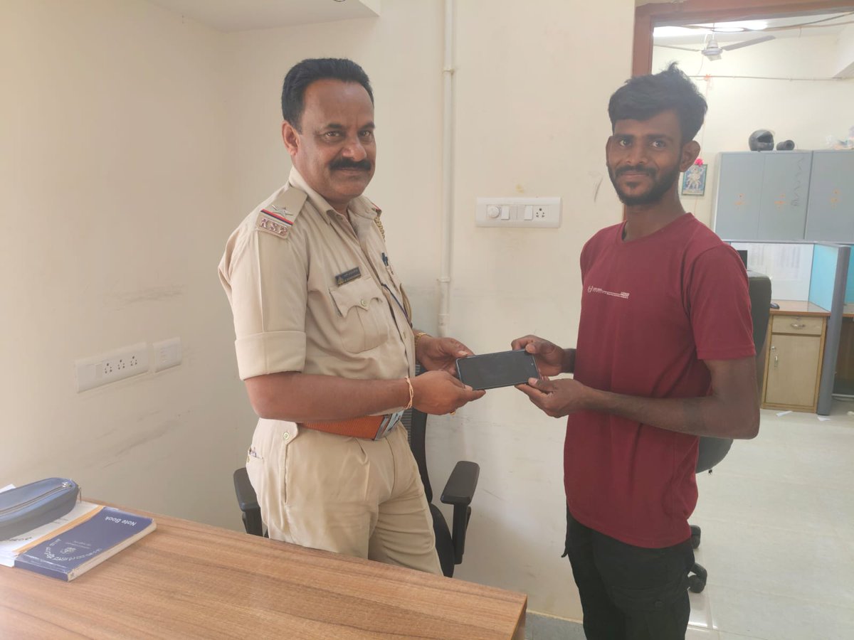 spcbpura's tweet image. ನಿಮ್ಮ ಗುರುತಿನ ಪುರಾವೆ, KSP Mobile App ಮೂಲಕ ಪೊಲೀಸ್ ಕಂಪ್ಲೆಂಟ್ ಪ್ರತಿ ಪಡೆದು, CEIR ವೆಬ್ ಪೋರ್ಟಲ್: ceir.gov.in ರಲ್ಲಿ ವರದಿ ದಾಖಲಿಸಲು ಕೋರಿದೆ. #cbpdistpolice #Spcbpura #cmaniRps #CEIRcbp #Goodwork #CEIRportal