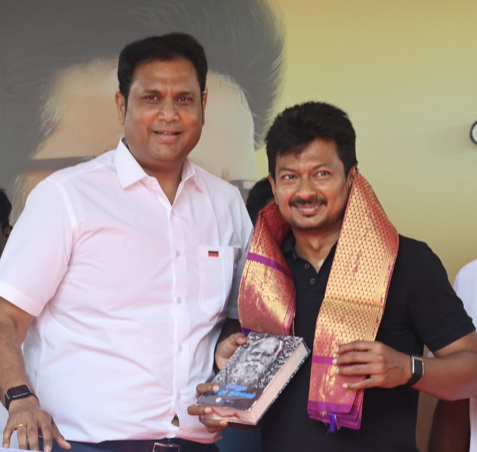 TRBRajaa's tweet image. அறிவார்ந்த தமிழ்ச் சமுதாயத்தின் இளைய தலைமுறையை இன-மொழி உணர்வு மிக்க படை வீரர்களாக உருவாக்கும் கழகத்தின் இளைஞர் அணி செயலாளர், தமிழ்நாட்டை அனைத்து நிலைகளிலும் முதன்மை மாநிலமாக்க அயராது பாடுபடும் மாண்புமிகு தமிழ்நாடு முதலமைச்சர் அவர்களுக்கு உறுதுணையாக பணியாற்றும் மாண்புமிகு துணை…