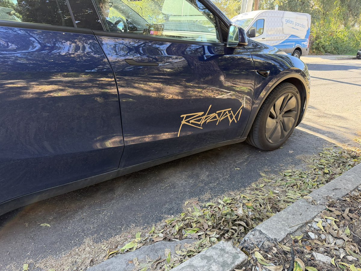 mokman's tweet photo. Flawless ride, easily pulled around a stopped bus in the right lane. 

Cost: $2.3

Then we took an $13 uber back to our car. The wait for another @robotaxi was 24 min https://t.co/4hqMhlqayF
