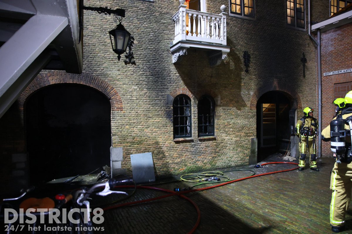 Brand in containers slaat over naar pand in Delft