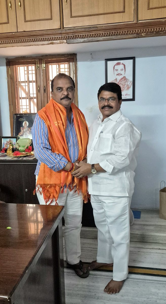 MohammedAnkus's tweet photo. హనుమకొండ కాంగ్రెస్ పార్టీ జిల్లా అధ్యక్షుడిగా నియమితులైన శ్రీ. ఇనుగాల వెంకట్రాంరెడ్డి గారిని మర్యాదపూర్వకంగా కలిసి శాలువాతో సన్మానించి శుభాకాంక్షలు తెలియజేసిన హనుమకొండ బ్లాక్ కాంగ్రెస్ అధ్యక్షులు మొహమ్మద్ అంకుష్.

@EVenkatReddy https://t.co/2vZRcTMJmb