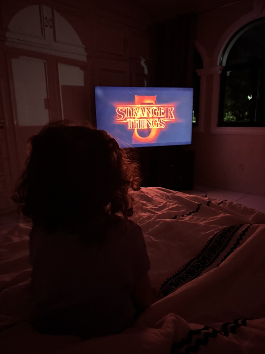 melissandress's tweet photo. Empecé stranger things a los 16 años y ahora tengo una hija que ve la serie conmigo https://t.co/PAXQQBYZwr