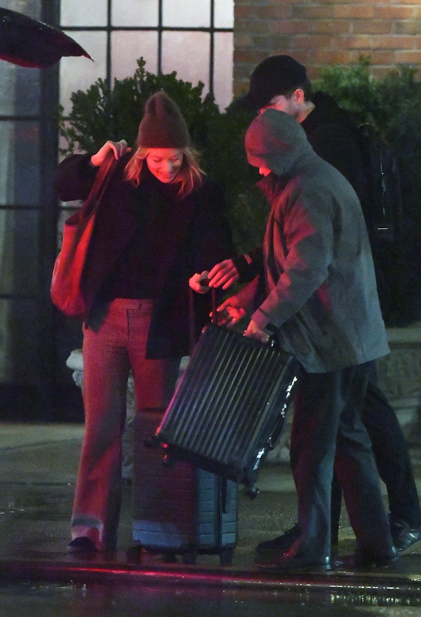 DailyHQCeleb's tweet photo. 📷CANDID: Olivia Wilde and New Boyfriend Caspar Jopling are Spotted Leaving a Hotel Together in New York City on 25-Nov-2025!! #OliviaWilde 

15 photos on FB: https://t.co/GXGILgKvc8 https://t.co/ait9MQzGX5