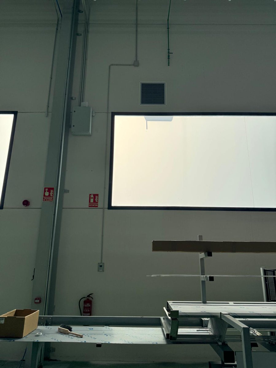 🚀 ¡Proyecto completado! Climatizamos 2.000m² en Madrid con sistemas Breezair de @SeeleyInt.

🌿 Ventajas clave:
✅ 90% ahorro energético
✅ Aire natural y saludable
✅ Cero gases refrigerantes
❌ El AC tradicional:
💸 Alto consumo
❄️ Aire a 6°C = perjudicial
#Climatización