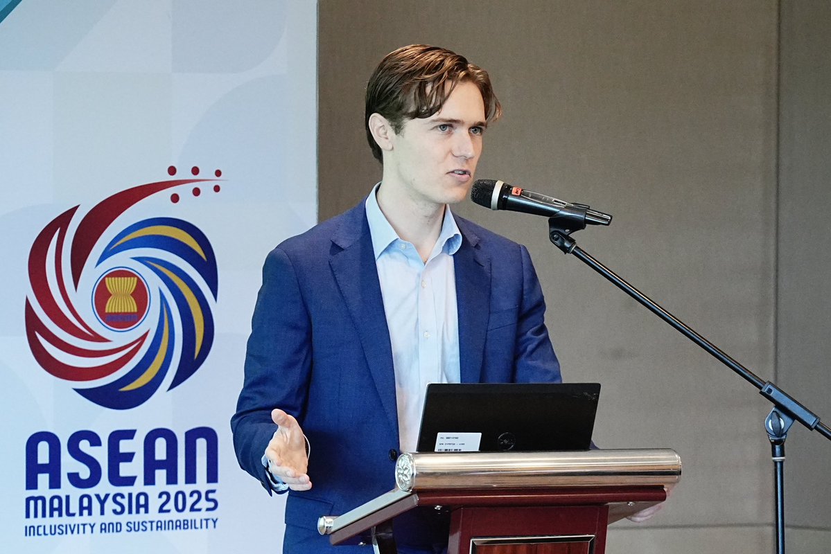 KUSKOPMalaysia's tweet image. Tuan Haji Rahman bin Mohd Din, Timbalan Ketua Setiausaha (Dasar dan Pemantauan), Kementerian Pembangunan Usahawan dan Koperasi (KUSKOP), hari ini menghadiri Majlis Hebahan Indeks Dasar PKS ASEAN (ASPI) 2024 yang diadakan di Putrajaya.

#KUSKOP #TaatSetia
#WeMakeItHappen