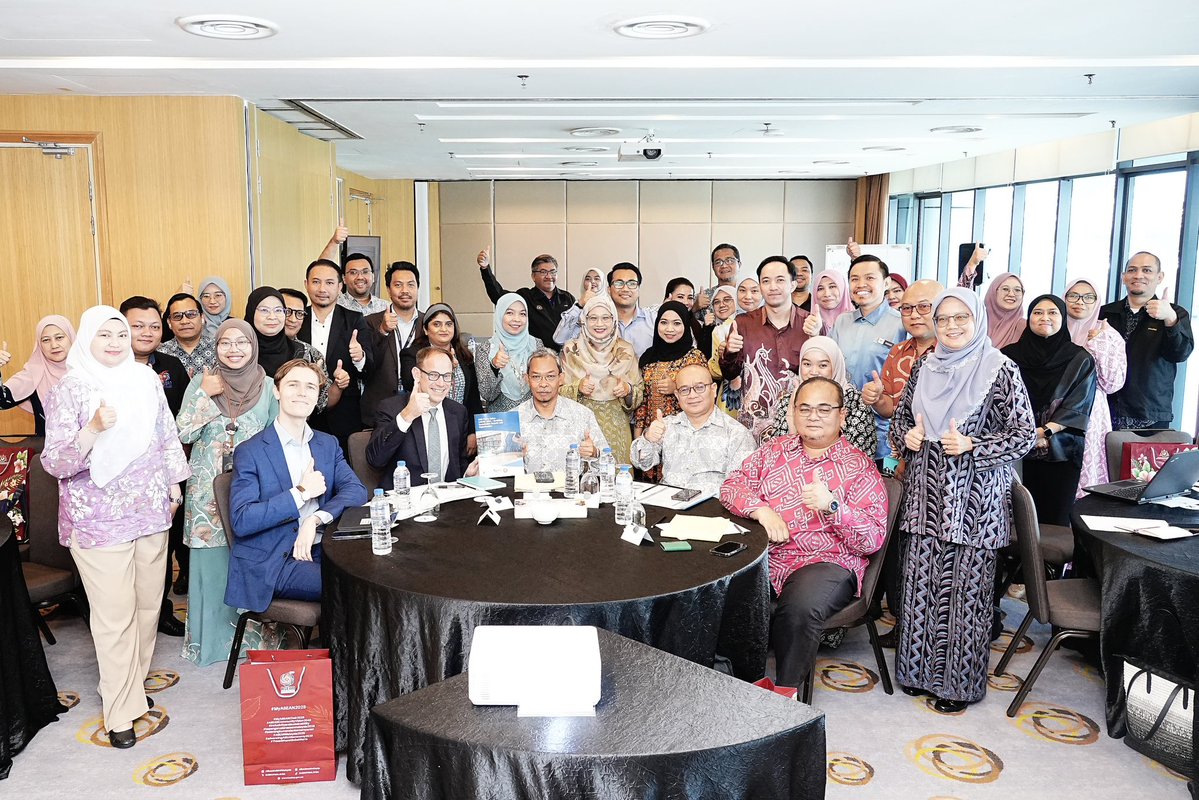 KUSKOPMalaysia's tweet image. Tuan Haji Rahman bin Mohd Din, Timbalan Ketua Setiausaha (Dasar dan Pemantauan), Kementerian Pembangunan Usahawan dan Koperasi (KUSKOP), hari ini menghadiri Majlis Hebahan Indeks Dasar PKS ASEAN (ASPI) 2024 yang diadakan di Putrajaya.

#KUSKOP #TaatSetia
#WeMakeItHappen