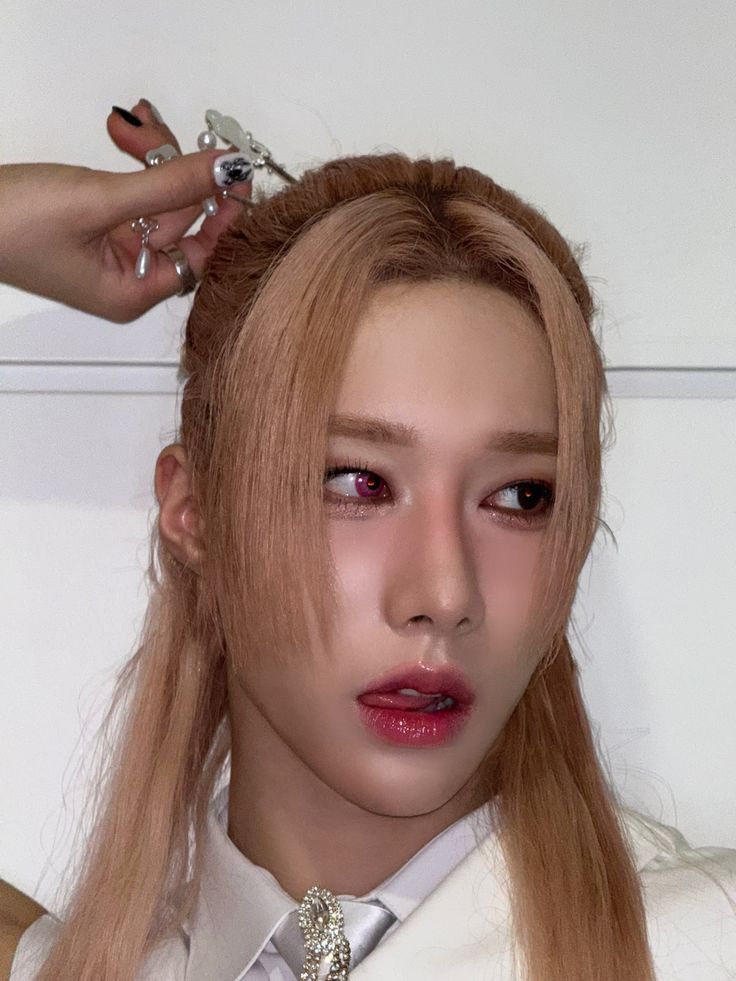 romyy_0277's tweet image. MY PRINCESS RUI IN WHITE 😽🫶🏻🤍🪽
#XLOV #RUI