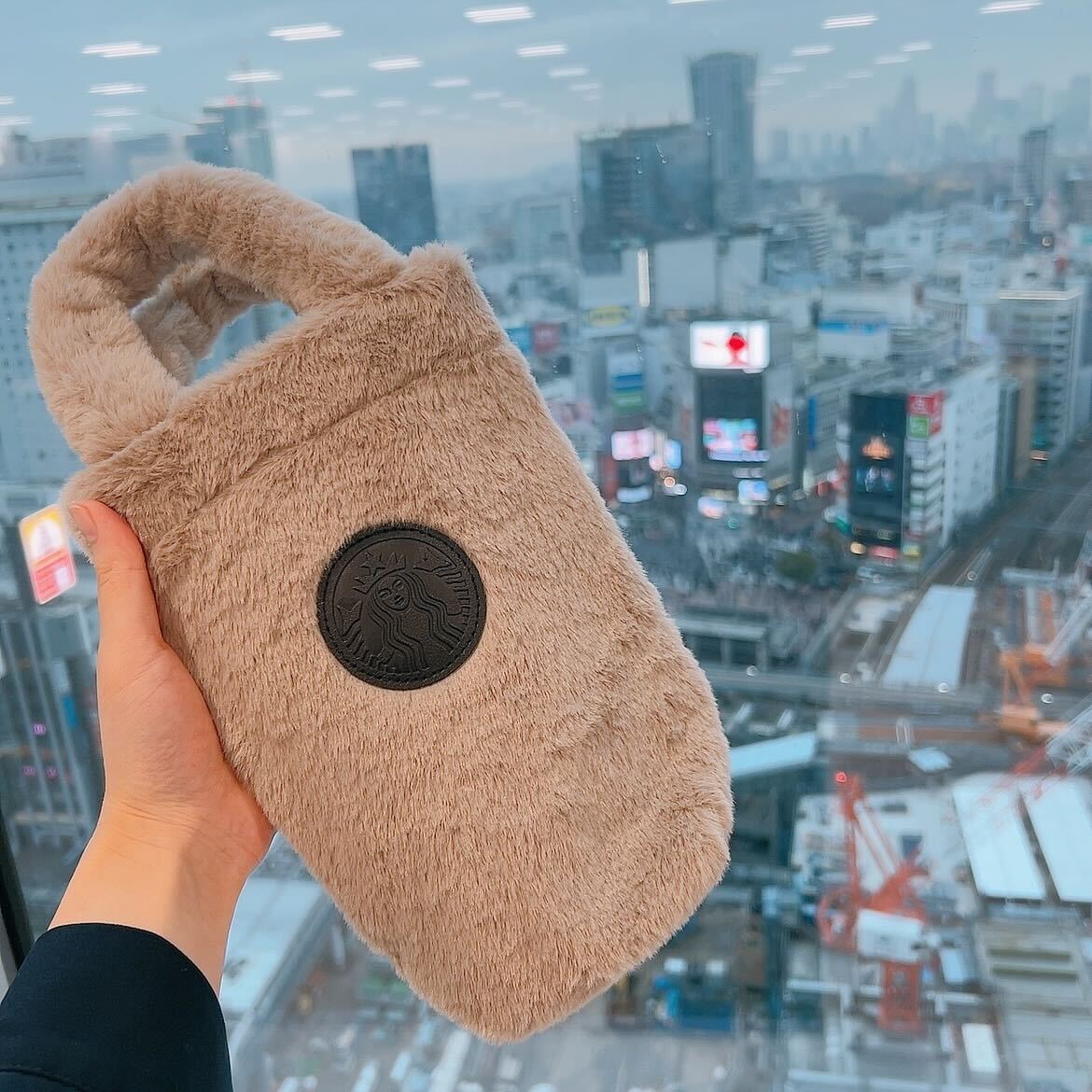 スタバのもこもこショルダーバックを店舗でゲットしてもうた😍
昨日の夜時点ではオンラインショップだと売り切れてて諦めかけてたけど、見つけたとき感動して買った瞬間すぐ身に着けた🥳