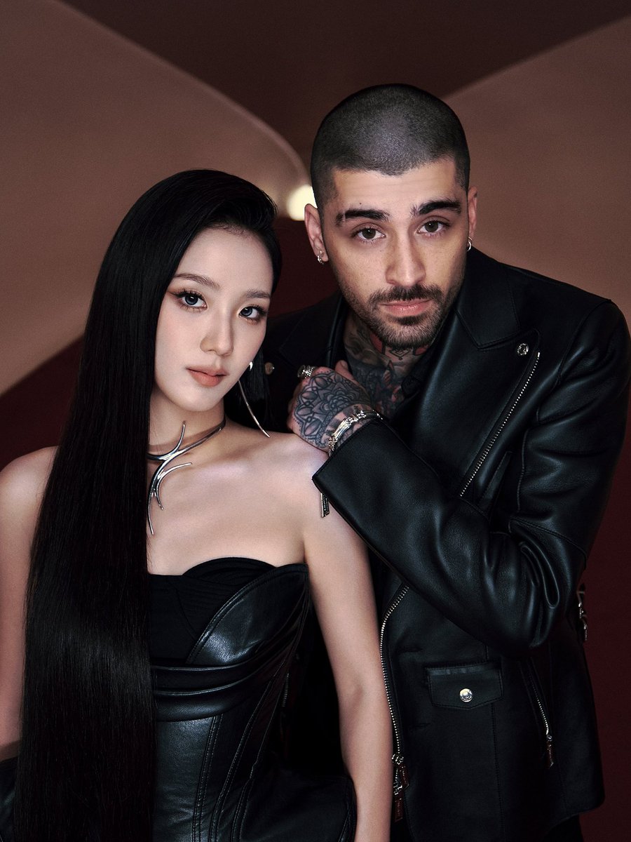 NEWSJISOO's tweet image. #JISOO x Elle Korea interview: 

𝗤: Recently, you released the duet single “EYES CLOSED” with Zayn. It was such an unexpected combination that everyone was surprised. How did this idea come about?
𝗝: Around April this year, when I was in LA recording the song, someone suggested…