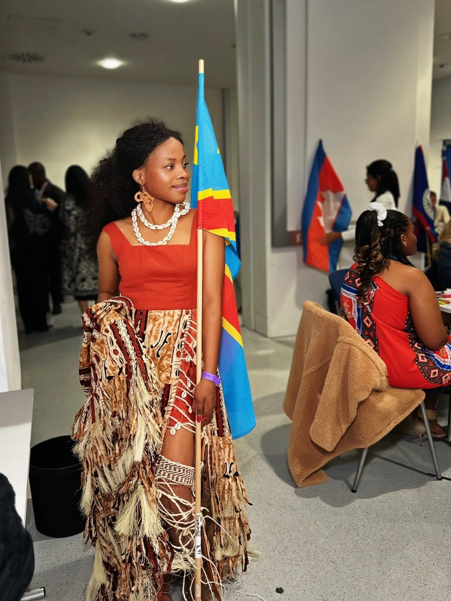 ATOSHAESTHER2's tweet image. I designed my dress to reflect the spirit of the DRC. The Ankara print honors the resilience of Congolese women, while the cow-pattern represents my tribe’s totem. The white cord on my leg symbolizes the poverty, trauma, and over 10M lives lost since 1996.
@OneYoungWorld