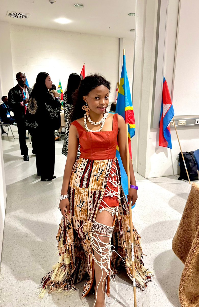 ATOSHAESTHER2's tweet image. I designed my dress to reflect the spirit of the DRC. The Ankara print honors the resilience of Congolese women, while the cow-pattern represents my tribe’s totem. The white cord on my leg symbolizes the poverty, trauma, and over 10M lives lost since 1996.
@OneYoungWorld