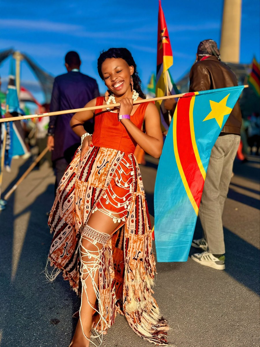 ATOSHAESTHER2's tweet image. I designed my dress to reflect the spirit of the DRC. The Ankara print honors the resilience of Congolese women, while the cow-pattern represents my tribe’s totem. The white cord on my leg symbolizes the poverty, trauma, and over 10M lives lost since 1996.
@OneYoungWorld