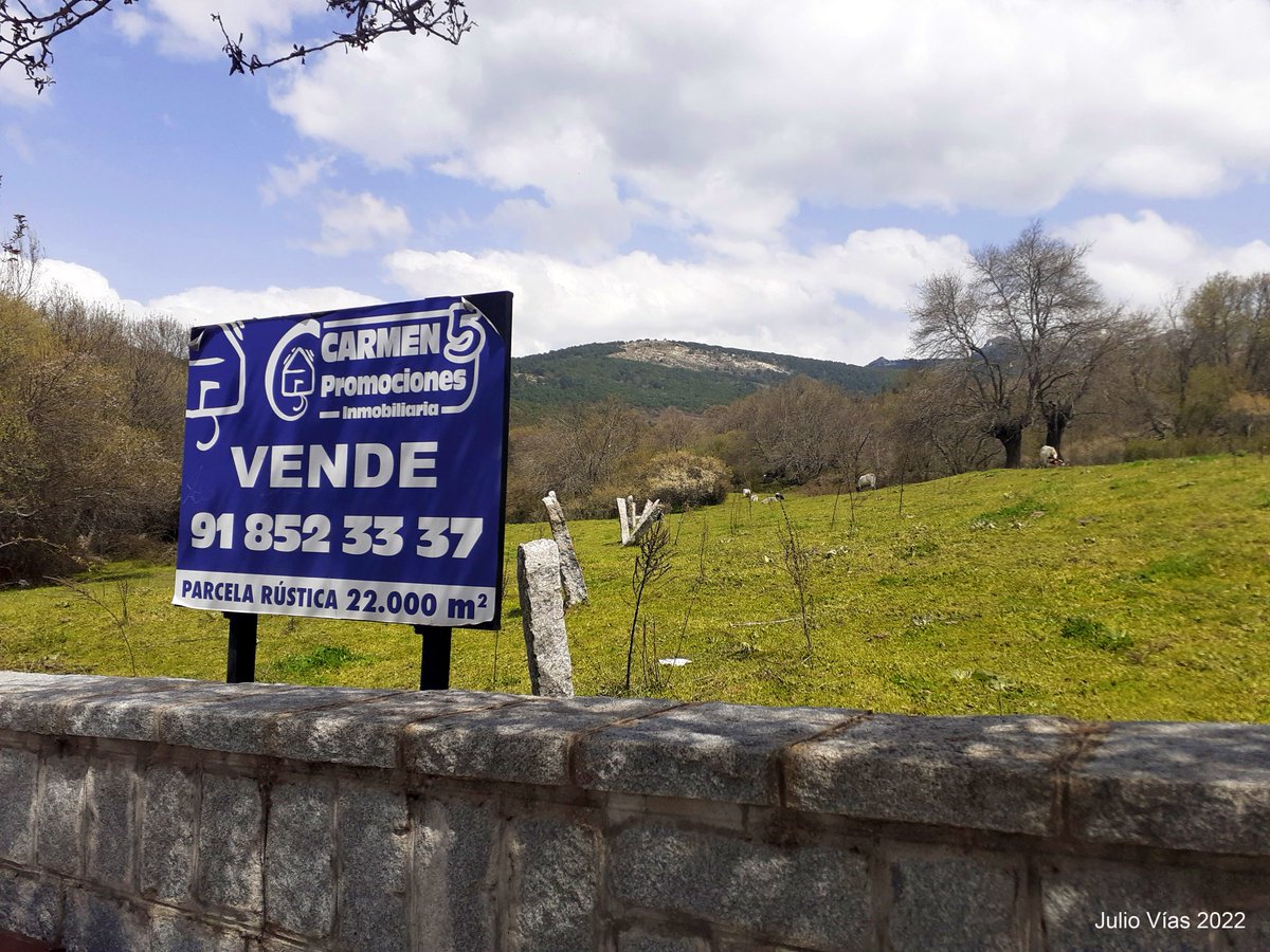 El alcalde, quien no ha debido ni oír hablar del #ConvenioEuropeodelPaisaje, ha arrendado este precioso espacio difícil de vender por ser suelo rústico... para arrasarlo. Un simple "equipamiento" a costa de un paisaje único, accesible y admirable desde el mismo centro del pueblo.