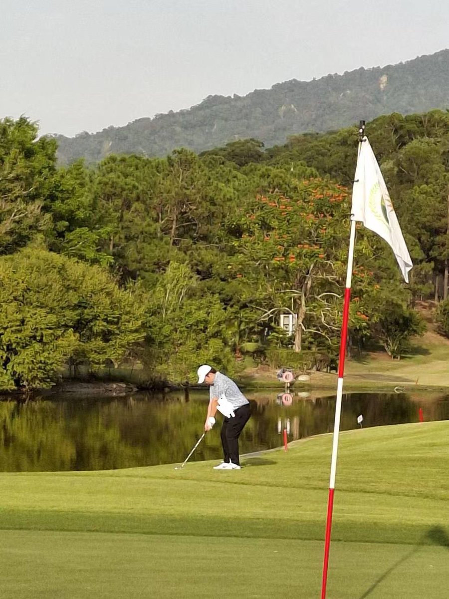 第一次下場打 打得還行 但就是有點累

畢竟打了19洞 腰酸背痛了

有沒有老師下次一起下場玩

肚子太大碼一下怕影響大家

謝謝 <a href="/BitgetTC/">Bitget 繁體中文</a> 帽子 非常的好看