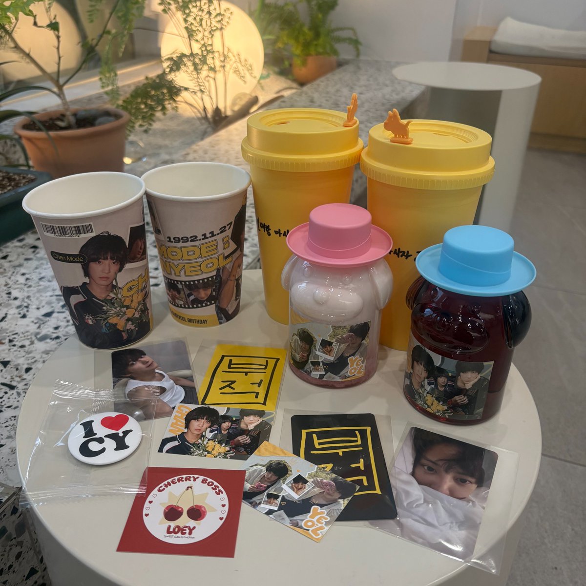 카페 아이오쓰리(io3) | 성수 생일카페 포토부스 컵홀더 대관 이벤트 tweet media
