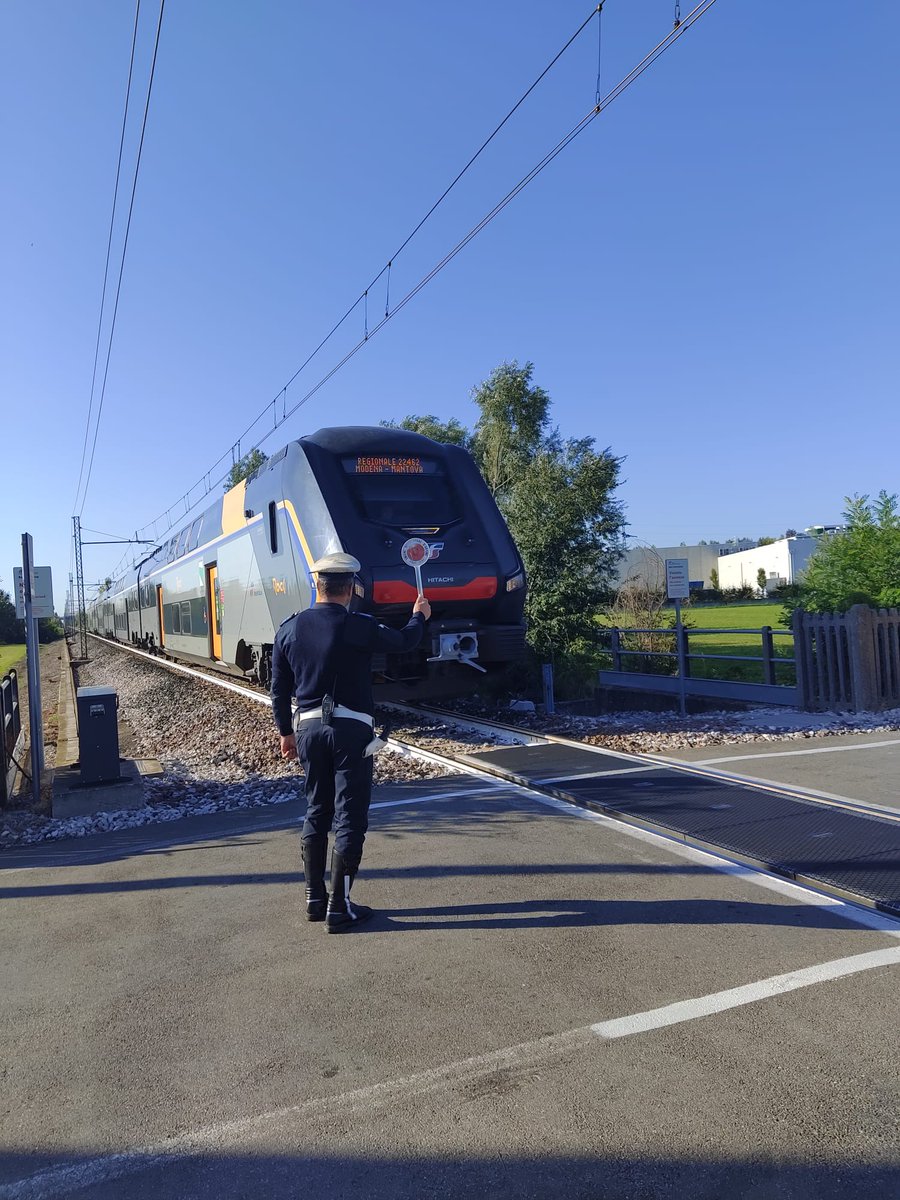 Passaggio a livello di via Valle sotto controllo: presidio della Polizia Locale in attesa dei tecnici RFI