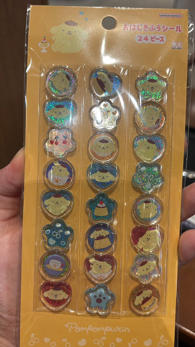 uru1201's tweet photo. イオンの本屋さんにサンリオおはじきシールが！！本見てたらシール運んでて見に行ったらたくさんあった！！ https://t.co/eR8MHx9Yyw