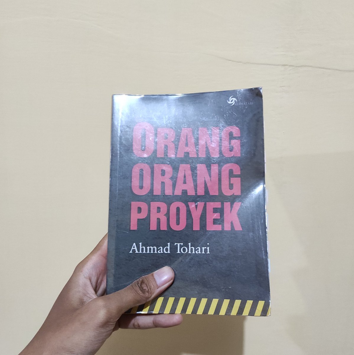 Ariiifds_'s tweet image. — Ulasan Buku —
Judul Buku: Orang Orang Proyek | Penulis: Ahmad Tohari | Penerbit: Mahatari | Cetakan Pertama 2004 | 227 hlm | 🌟 5,0/5,0 

#ulasan #buku #novel #ulasanbuku #booktwt #sirkusbacaan