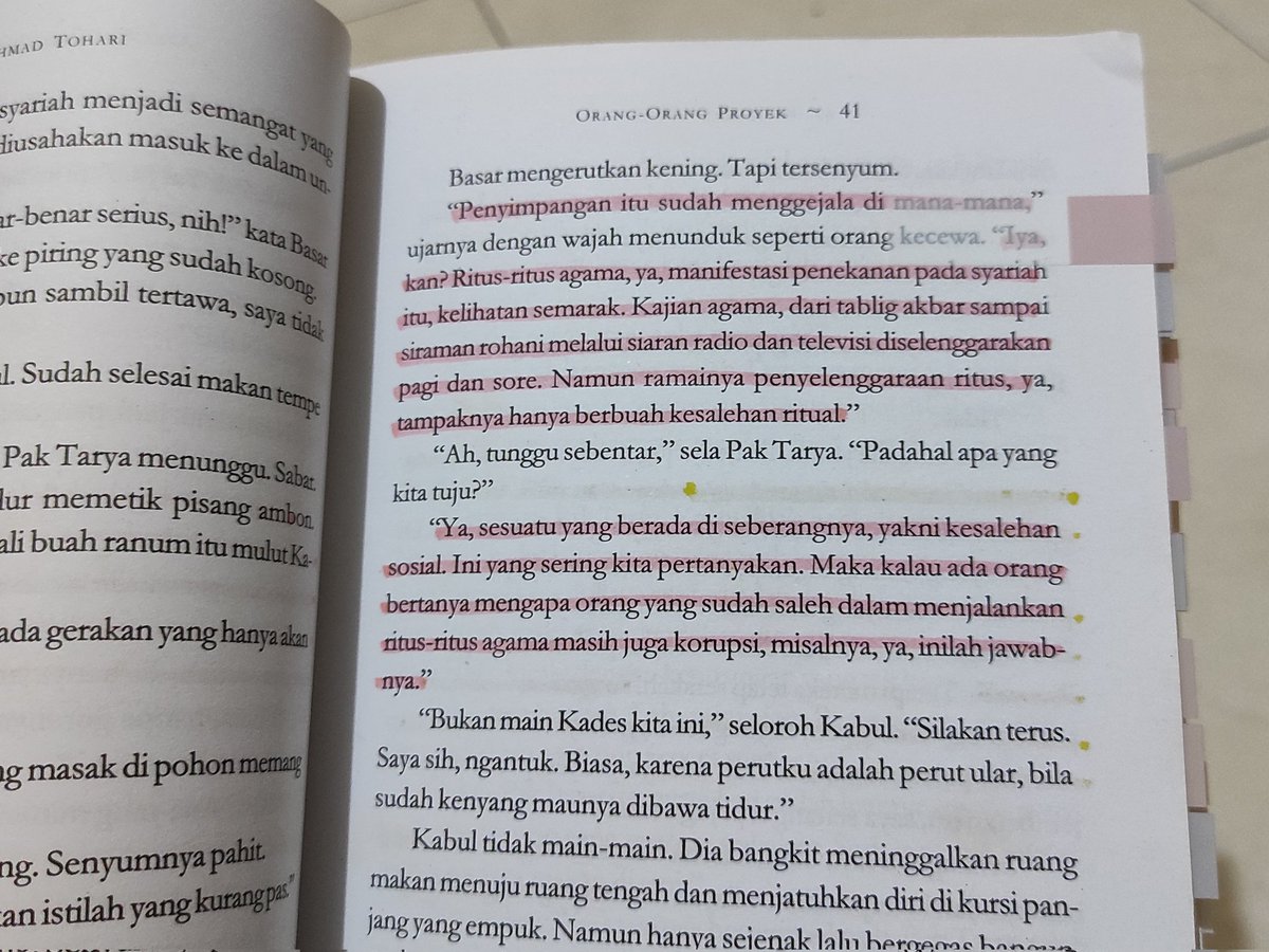 Ariiifds_'s tweet image. — Ulasan Buku —
Judul Buku: Orang Orang Proyek | Penulis: Ahmad Tohari | Penerbit: Mahatari | Cetakan Pertama 2004 | 227 hlm | 🌟 5,0/5,0 

#ulasan #buku #novel #ulasanbuku #booktwt #sirkusbacaan