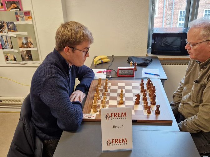 PHChess's tweet image. The exact moment when 61 year old Danish🇩🇰 chess legend Curt Hansen makes a comeback in the Danish chess league, but remembers why he quit.

#LondonSystem