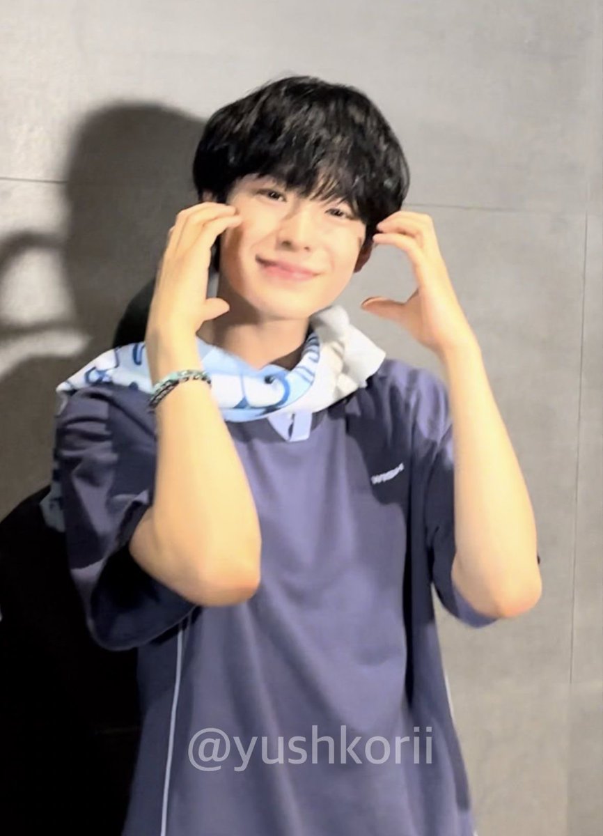 wishxis's tweet image. hes so cat here idk how to explain