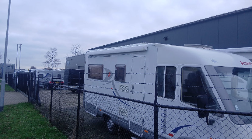 Goedemorgen allemaal.
De stenen voor en aan de zijkant zitten erin.
Vandaag de landingsbaan tot in de hangar, dan kan de  camper ook weer op zijn plek.
Mooie dag allemaal!