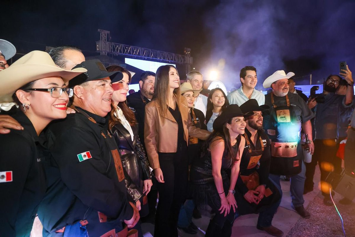 PaulinaOcanaE's tweet photo. Qué gusto acompañar Cocineros de Fuego, un evento que celebra el talento, la creatividad y la identidad gastronómica de Sonora. 🍖🍴

Muchas felicidades a @FundacionGanfer y a mi amiga Luisa Gándara por promover espacios que preservan lo mejor de nuestra cocina sonorense.

Con la iniciativa de nuestro gobernador @AlfonsoDurazo, desde el @gobiernosonora se trabajó en conjunto para que locatarios del Mercado Municipal y nuestras y nuestros bacanoreros estuvieran presentes, compartiendo su trabajo y llevando el sabor auténtico de nuestra tierra. 🌵🤍