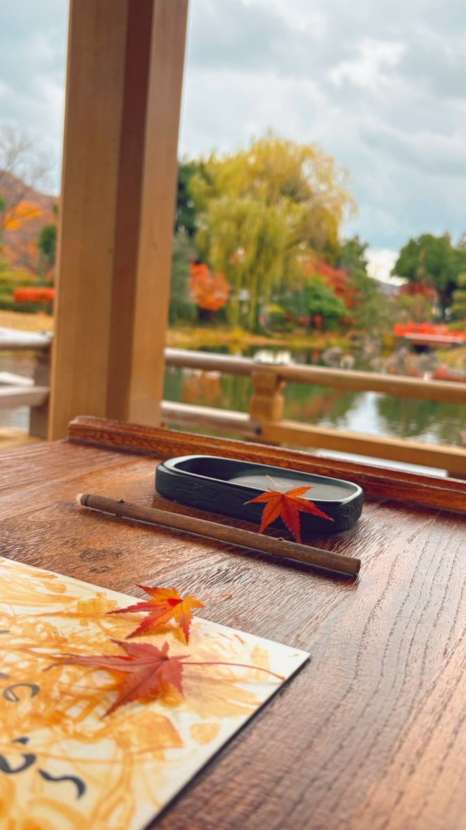 info_murasaki's tweet photo. もうすぐ師走に突入🏃💨
紫式部公園はまだ秋の様子が感じられます🍂🍁
色とりどりの葉っぱの中でも紫式部像は輝いています✨ https://t.co/eYNrUH3bfQ