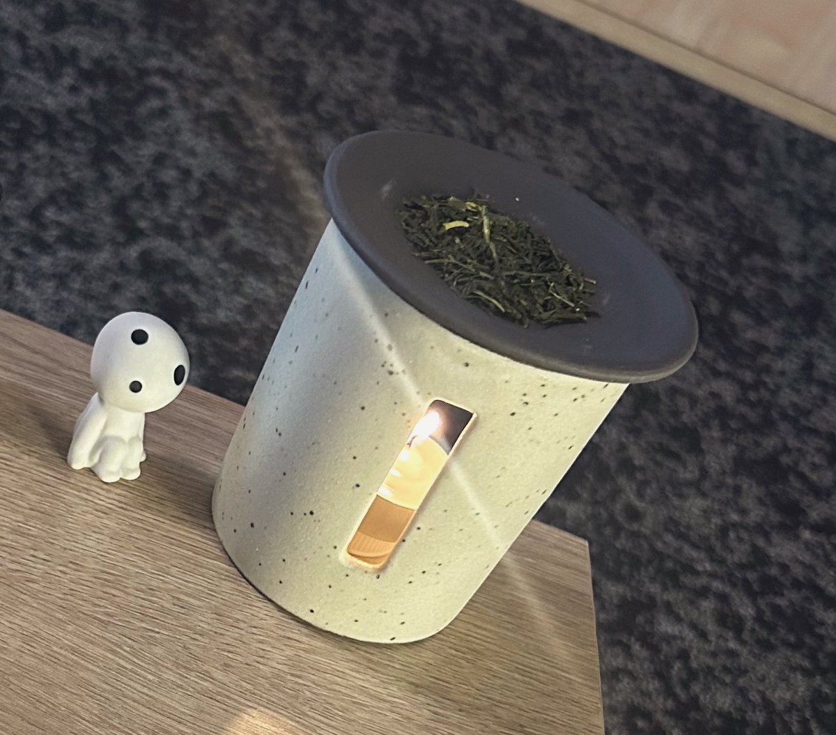 上のお皿が割れちゃってから
新調しようか3ヶ月位悩みましたが
ルームの茶香炉買いました🍵

やっぱりお茶の甘い豊かな香り
大好きだから買ってよかった☺️

ろうそくの火がチラ見えして
癒し度高めです🕯𓂃𓈒𓏸︎︎︎︎⁡