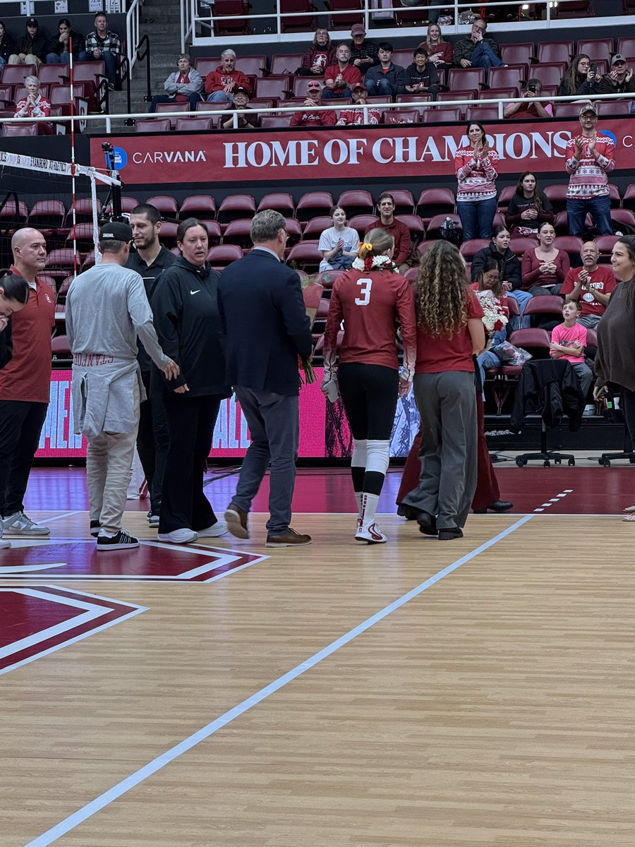slamdunk406's tweet image. Anna Pringle &amp;amp; Elia Rubin got honored for Senior Day. 

#Stanford #ACCWVB