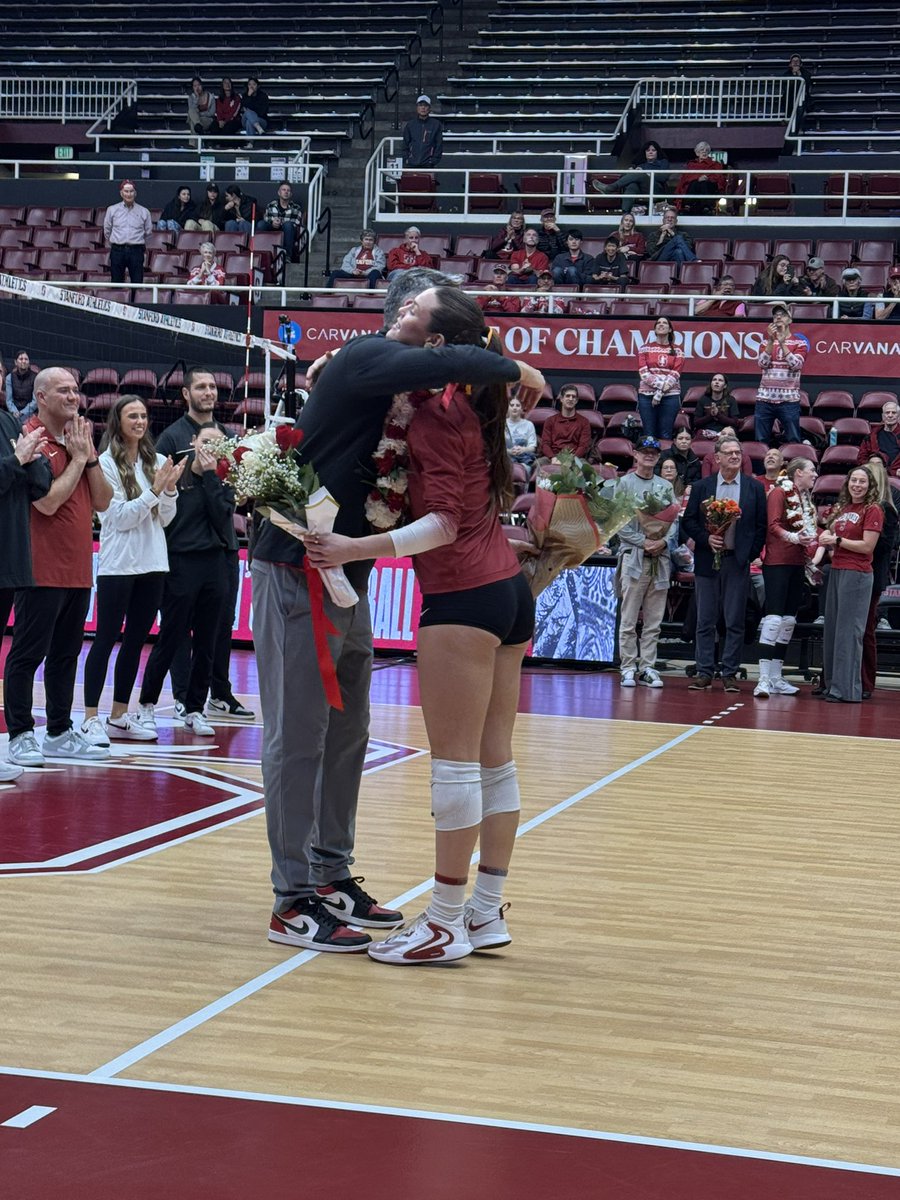 slamdunk406's tweet image. Anna Pringle &amp;amp; Elia Rubin got honored for Senior Day. 

#Stanford #ACCWVB