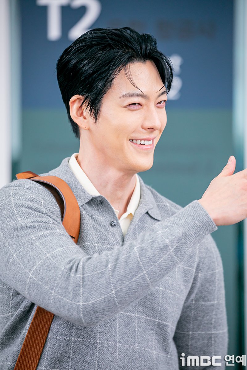 imbcenews's tweet photo. [포토] 김우빈, 소원 다 이루어질지니 ~
#김우빈 #KimWoobin #출국
#공항패션 #ICN_251127 [iMBC 연예]

신민아와 결혼을 앞둔 김우빈은 이날 깔끔한 리젠트 헤어에 화이트 이너 PK티와 그레이 체크 상의, 하이웨스트 베이지 슬렉스 및 브라운 빅 백과 샌들로 색��춤 등의 예비신랑 신혼여행 공항패션을 뽐냈다.

김우빈은 마치 예비신부에게 보내는 사랑의 하트 포즈를 취하며 출국장으로 향했다.

⬇️고화질 Click Plz⬇️
https://t.co/Vt2fd35o96