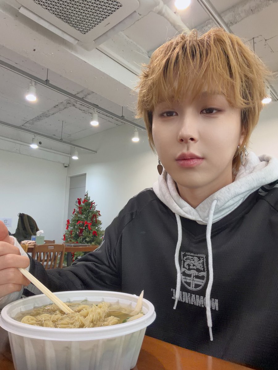 아 표정ㅋㅋㅋㅋㅋㅋㅋㅋ
평냉이 입맛에 안맞았나봐....ㅠㅠ