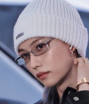 cuteasbbokari's tweet image. FELIX DID HIS OWN MAKE UP, HE DID SO WELL😭😭😭😭