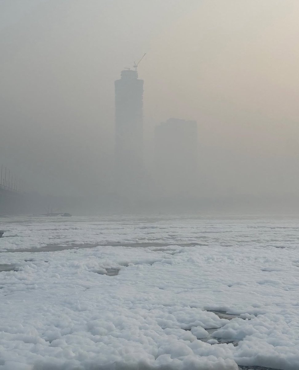 noaishforaish's tweet image. lockdown is needed here bhai this fuckin looks worse than chernobyl